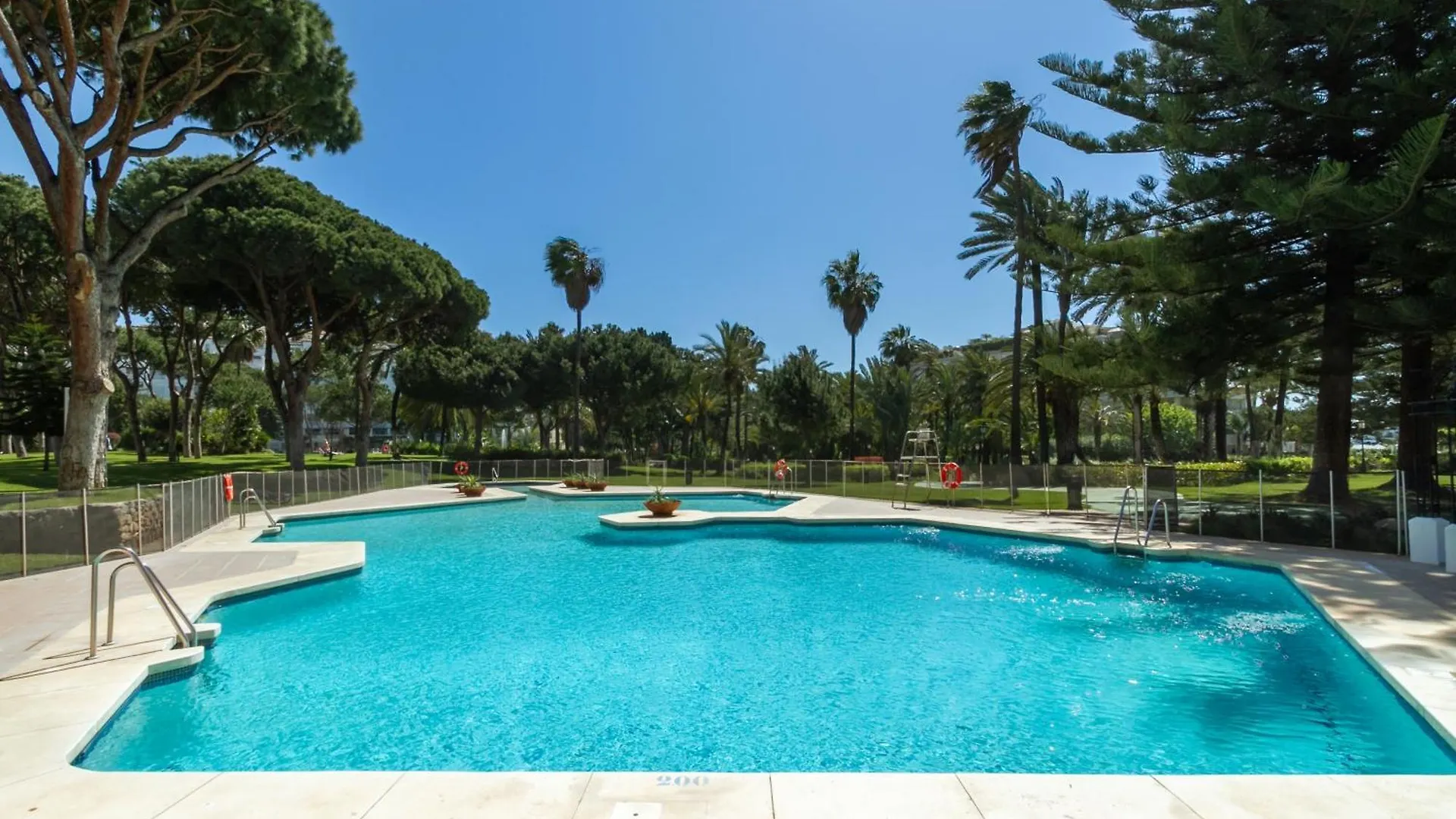 Marbella Banus Suites - Banus Playas Del Duque Beachside Residential 0*,  Ισπανία